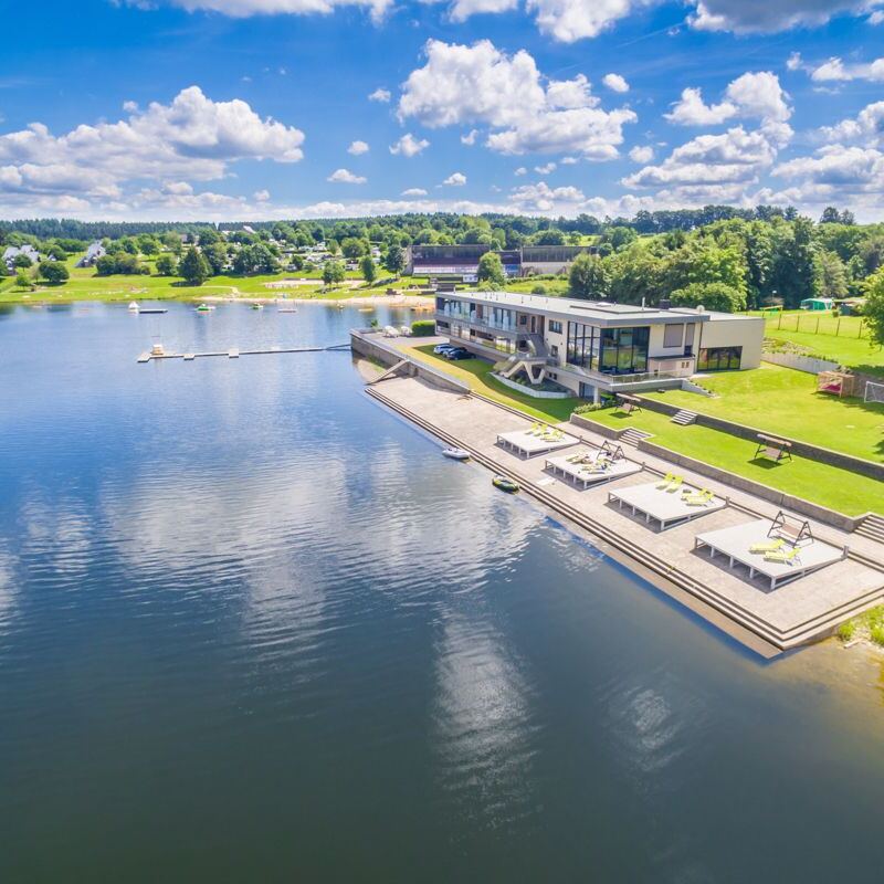 Vue aérienne : le Beach Club et ses terrasses au bord du lac de Bütgenbach
