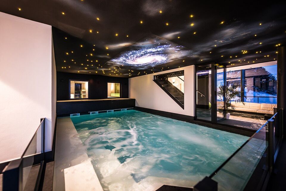 Piscine sous un plafond étoilé